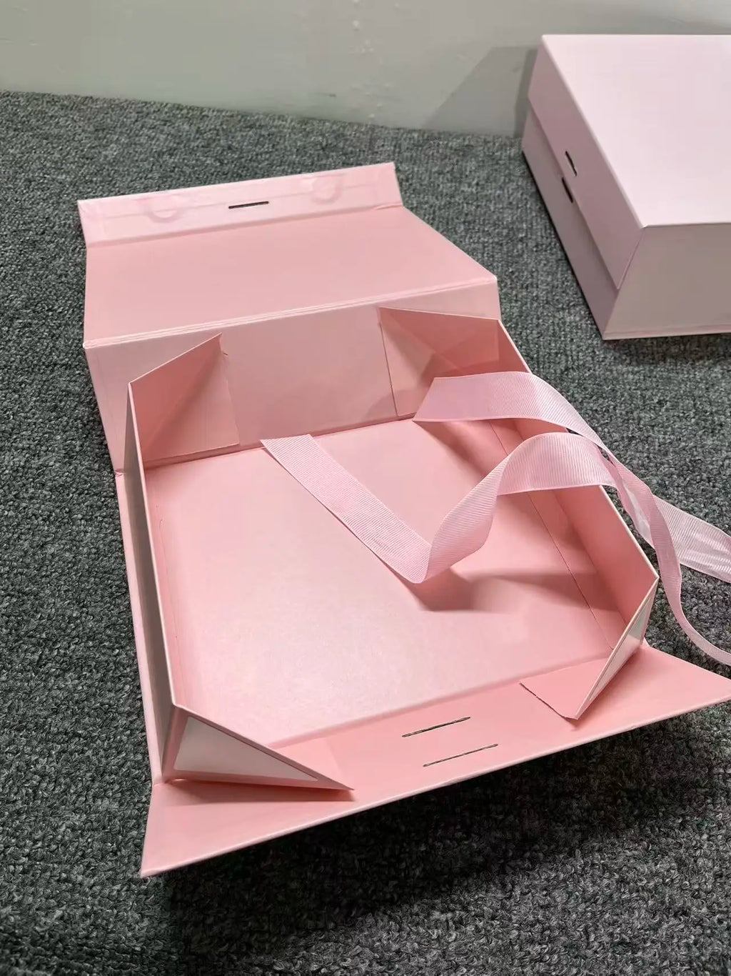 Custom Magnetic Foldable Gift Box: Coated Paper, Four-Color Print, Matt Lamination
